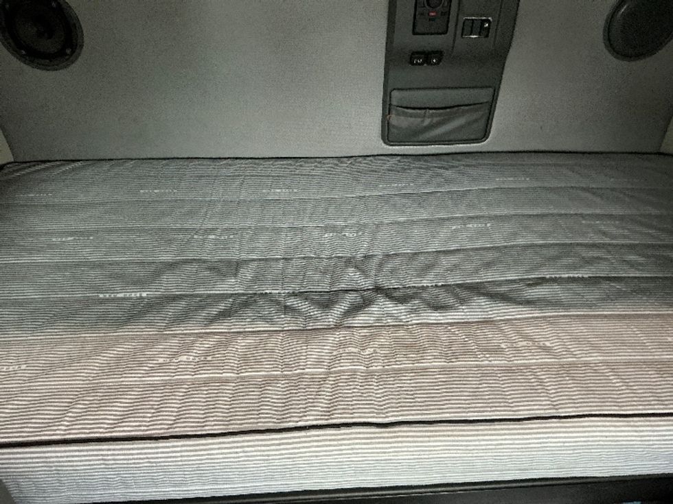 Sleeper Tractor-Heavy Duty Tractors-Volvo-2023-VNL64760-East Chicago-IN-598,743\n\t\tmiles-$ 66,750 - Image 17