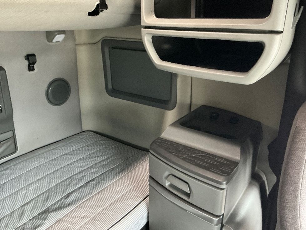 Sleeper Tractor-Heavy Duty Tractors-Volvo-2023-VNL64760-East Chicago-IN-598,743\n\t\tmiles-$ 66,750 - Image 18