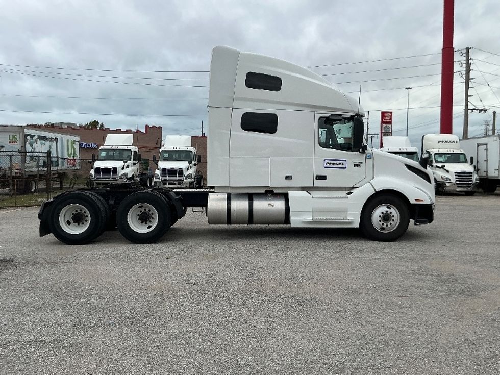 Sleeper Tractor-Heavy Duty Tractors-Volvo-2023-VNL64760-East Chicago-IN-598,743\n\t\tmiles-$ 66,750 - Image 8