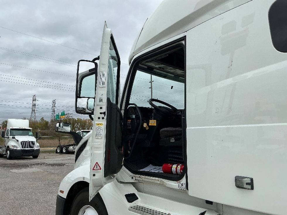 Sleeper Tractor-Heavy Duty Tractors-Volvo-2023-VNL64760-East Chicago-IN-598,743\n\t\tmiles-$ 66,750 - Image 9