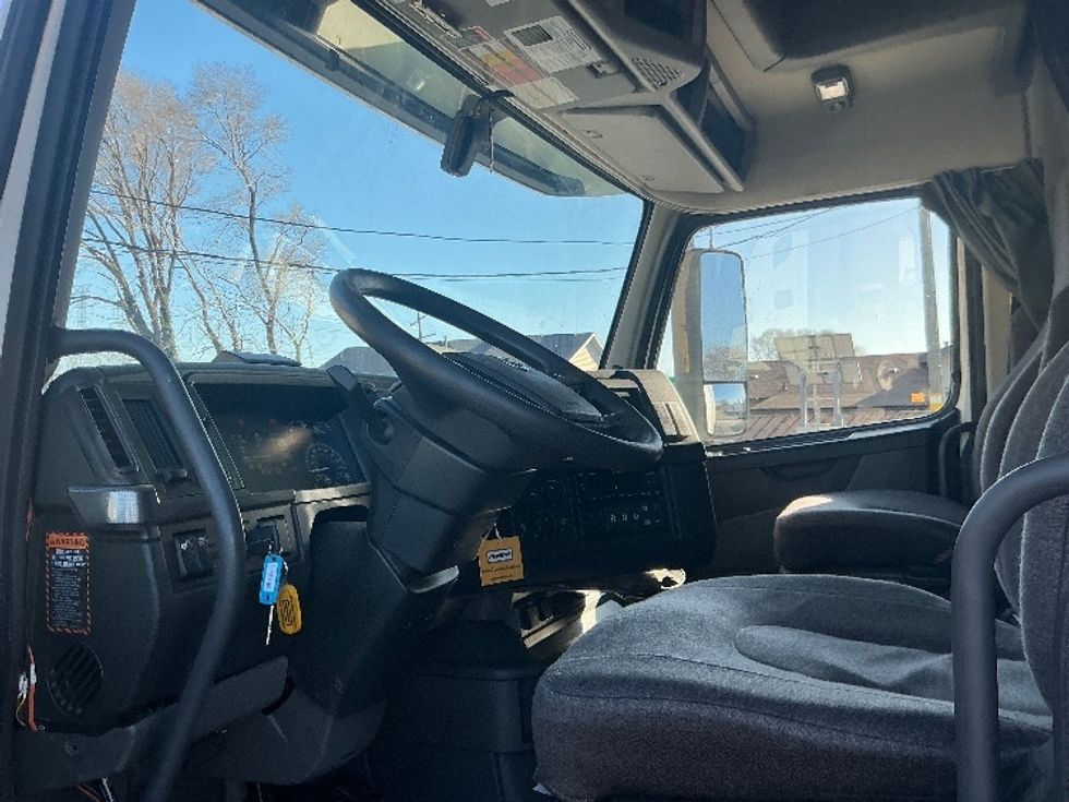 Sleeper Tractor-Heavy Duty Tractors-Volvo-2023-VNL64760-East Chicago-IN-613,605\n\t\tmiles-$ 63,750 - Image 10