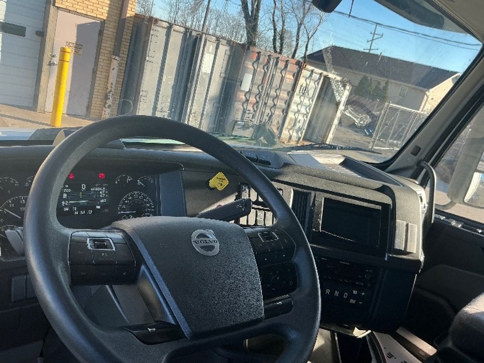 Sleeper Tractor-Heavy Duty Tractors-Volvo-2023-VNL64760-East Chicago-IN-613,605\n\t\tmiles-$ 63,750 - Image 11