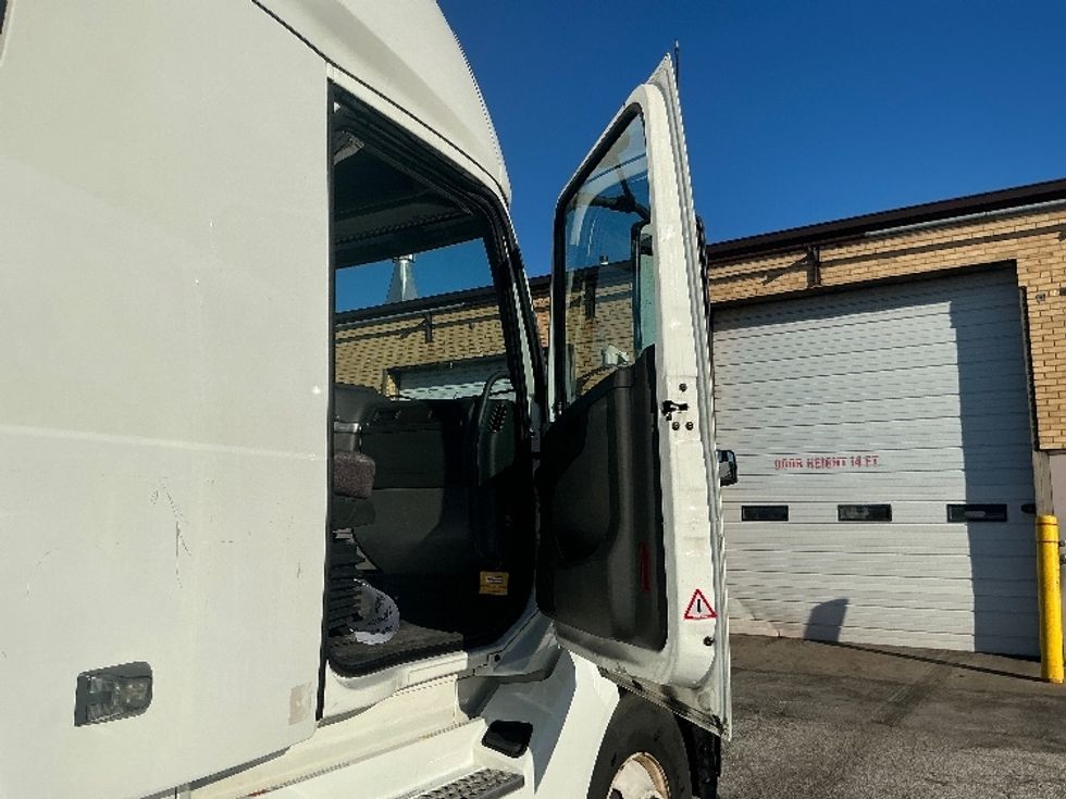 Sleeper Tractor-Heavy Duty Tractors-Volvo-2023-VNL64760-East Chicago-IN-613,605\n\t\tmiles-$ 63,750 - Image 13