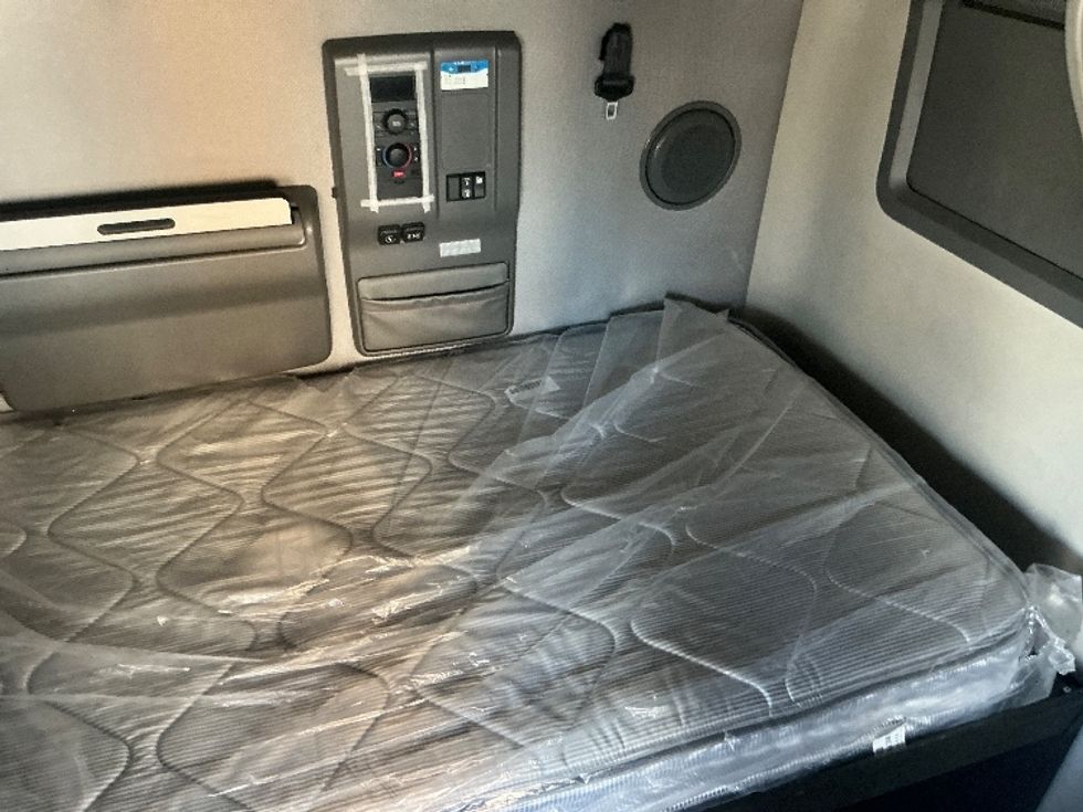 Sleeper Tractor-Heavy Duty Tractors-Volvo-2023-VNL64760-East Chicago-IN-613,605\n\t\tmiles-$ 63,750 - Image 17