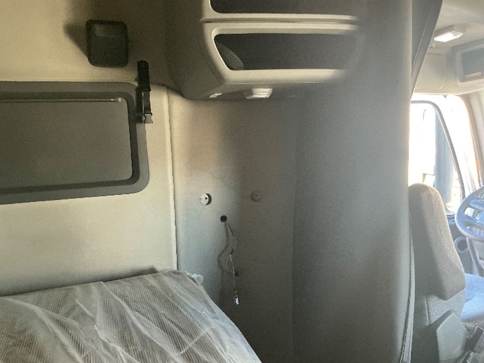 Sleeper Tractor-Heavy Duty Tractors-Volvo-2023-VNL64760-East Chicago-IN-613,605\n\t\tmiles-$ 63,750 - Image 18