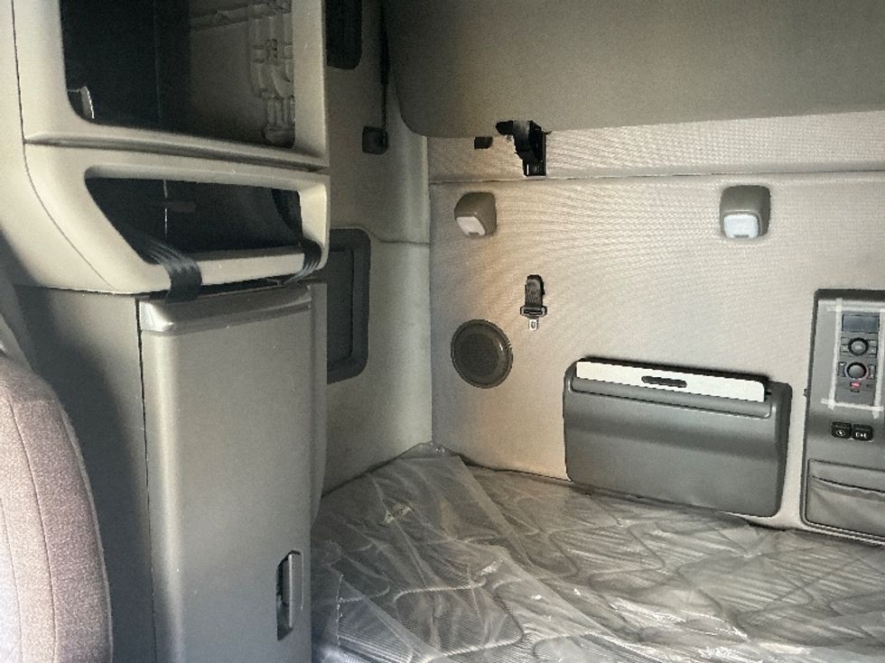 Sleeper Tractor-Heavy Duty Tractors-Volvo-2023-VNL64760-East Chicago-IN-613,605\n\t\tmiles-$ 63,750 - Image 19