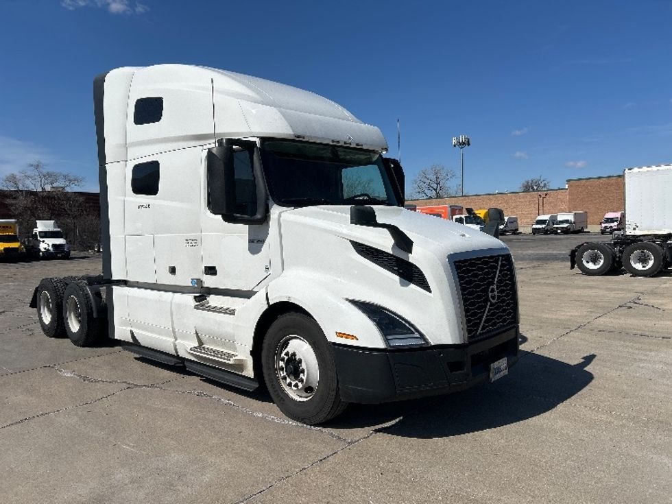 Sleeper Tractor-Heavy Duty Tractors-Volvo-2023-VNL64760-East Chicago-IN-746,921\n\t\tmiles-$ 48,000 - Image 1