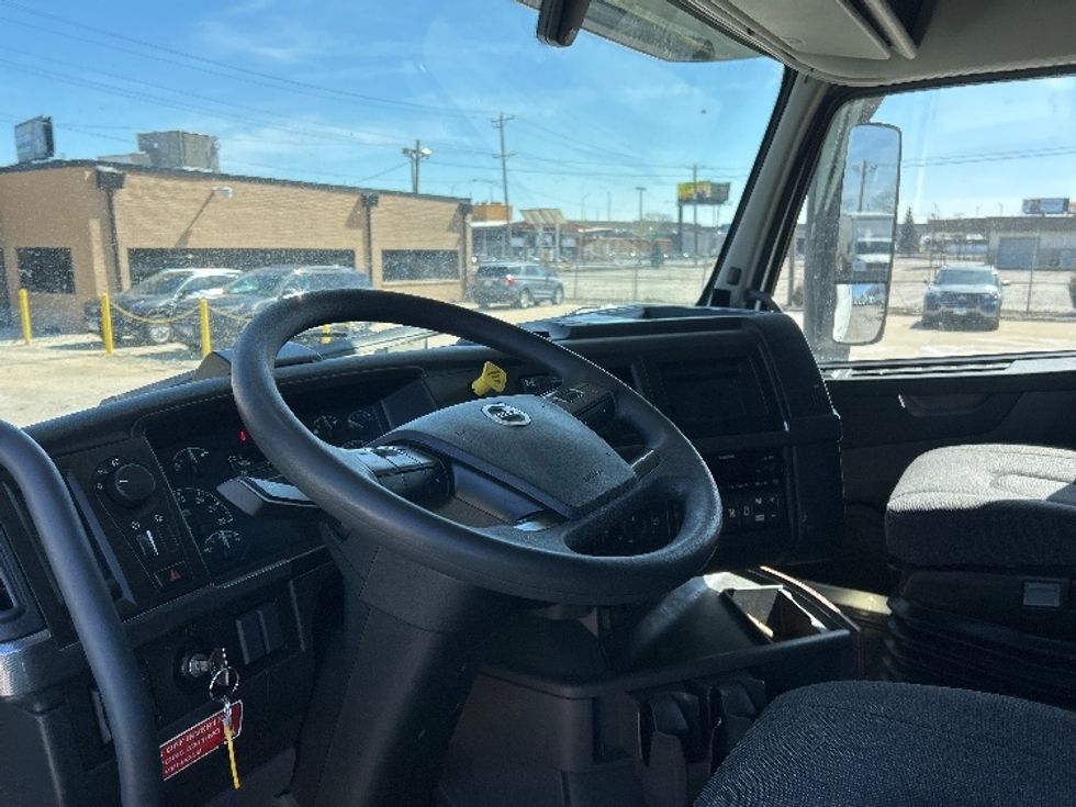 Sleeper Tractor-Heavy Duty Tractors-Volvo-2023-VNL64760-East Chicago-IN-746,921\n\t\tmiles-$ 48,000 - Image 10