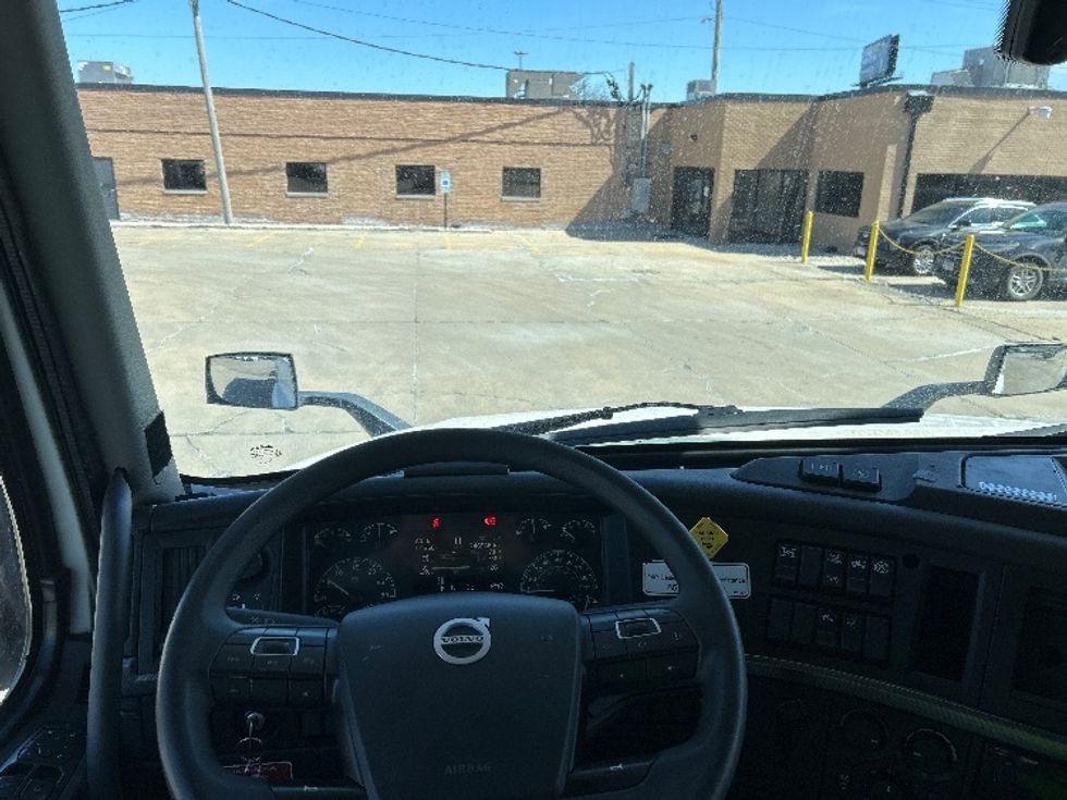 Sleeper Tractor-Heavy Duty Tractors-Volvo-2023-VNL64760-East Chicago-IN-746,921\n\t\tmiles-$ 48,000 - Image 11