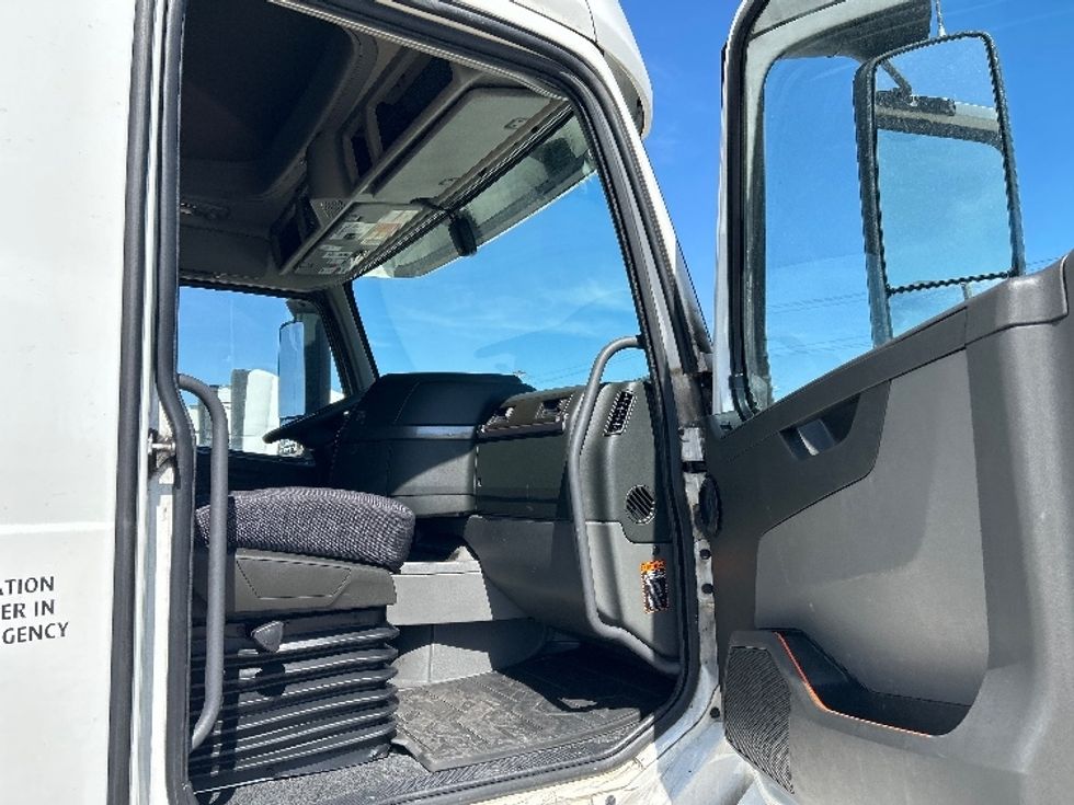 Sleeper Tractor-Heavy Duty Tractors-Volvo-2023-VNL64760-East Chicago-IN-746,921\n\t\tmiles-$ 48,000 - Image 13