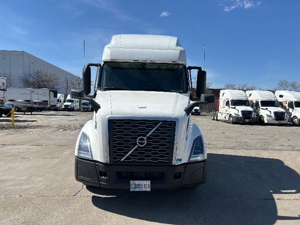 Sleeper Tractor-Heavy Duty Tractors-Volvo-2023-VNL64760-East Chicago-IN-746,921\n\t\tmiles-$ 48,000 - Image 2