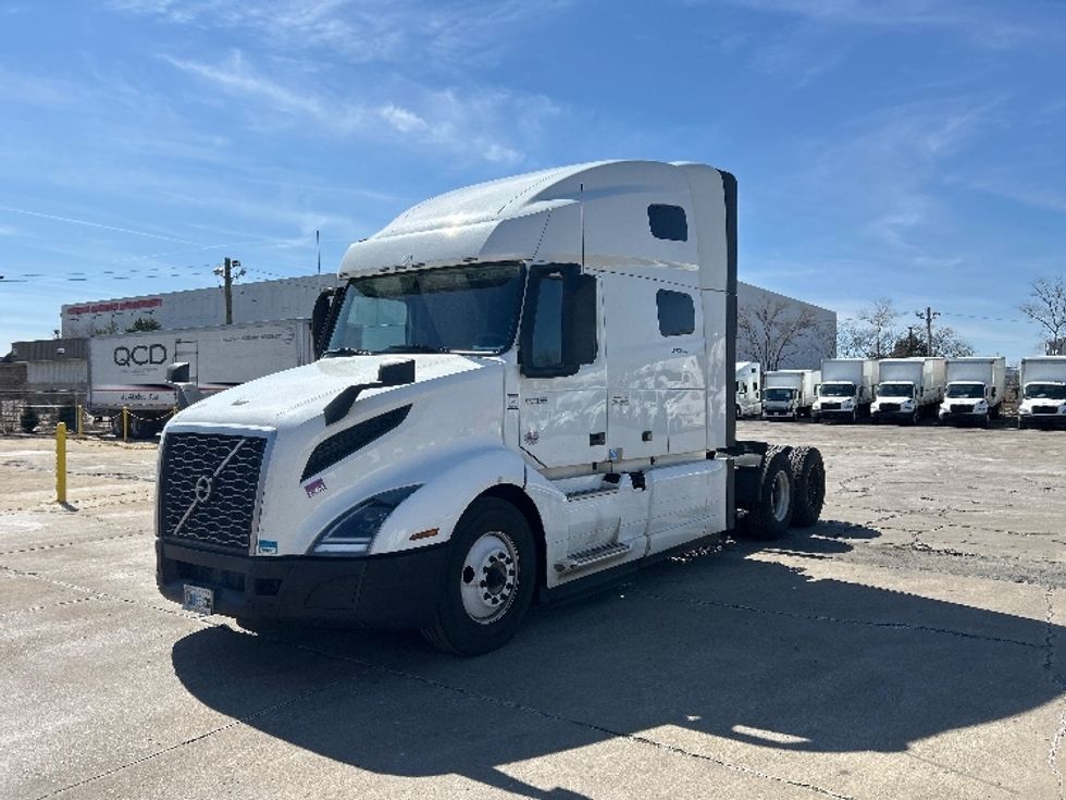 Sleeper Tractor-Heavy Duty Tractors-Volvo-2023-VNL64760-East Chicago-IN-746,921\n\t\tmiles-$ 48,000 - Image 3