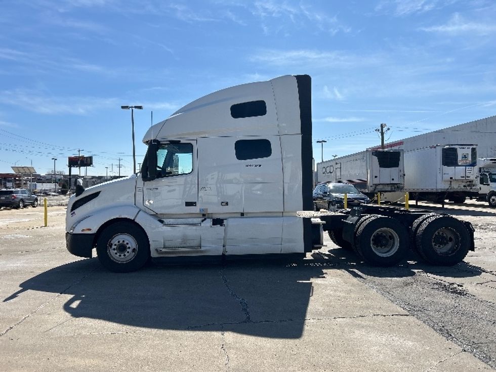 Sleeper Tractor-Heavy Duty Tractors-Volvo-2023-VNL64760-East Chicago-IN-746,921\n\t\tmiles-$ 48,000 - Image 4