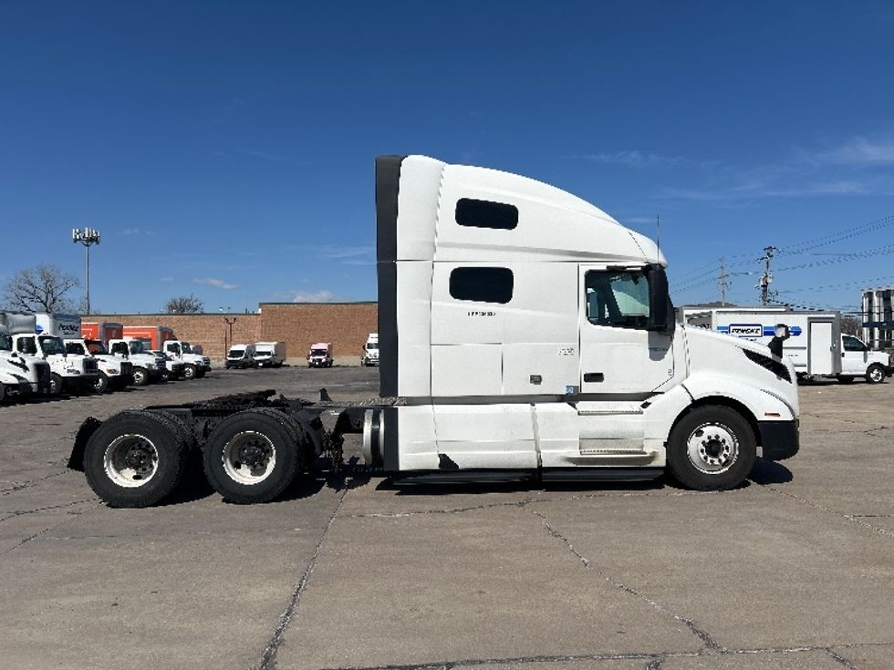 Sleeper Tractor-Heavy Duty Tractors-Volvo-2023-VNL64760-East Chicago-IN-746,921\n\t\tmiles-$ 48,000 - Image 8