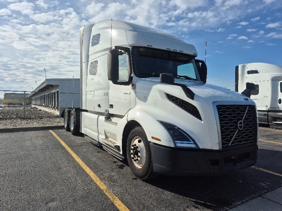 Sleeper Tractor-Heavy Duty Tractors-Volvo-2023-VNL64760-East Chicago-IN-753,204\n\t\tmiles-$ 50,500 - Image 1