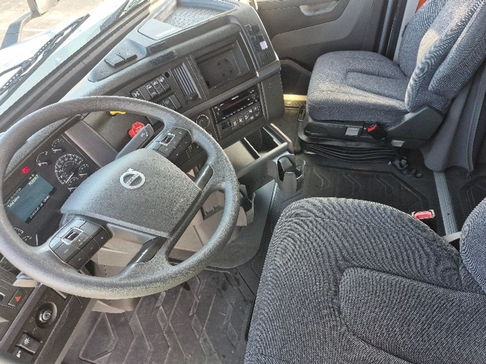 Sleeper Tractor-Heavy Duty Tractors-Volvo-2023-VNL64760-East Chicago-IN-753,204\n\t\tmiles-$ 50,500 - Image 10