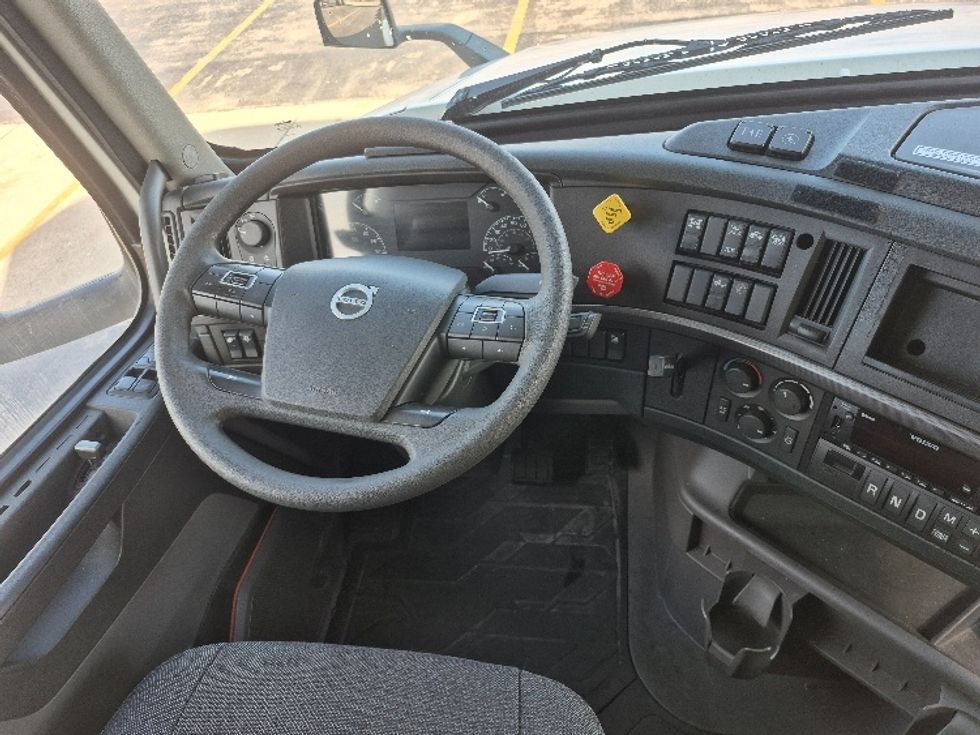 Sleeper Tractor-Heavy Duty Tractors-Volvo-2023-VNL64760-East Chicago-IN-753,204\n\t\tmiles-$ 50,500 - Image 11