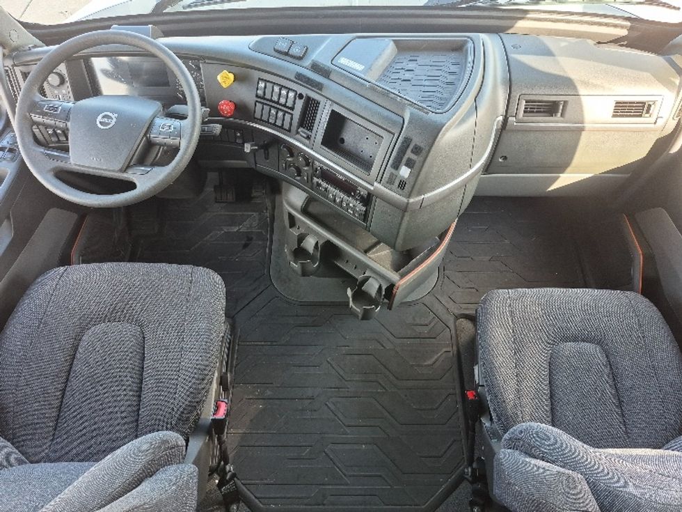 Sleeper Tractor-Heavy Duty Tractors-Volvo-2023-VNL64760-East Chicago-IN-753,204\n\t\tmiles-$ 50,500 - Image 12