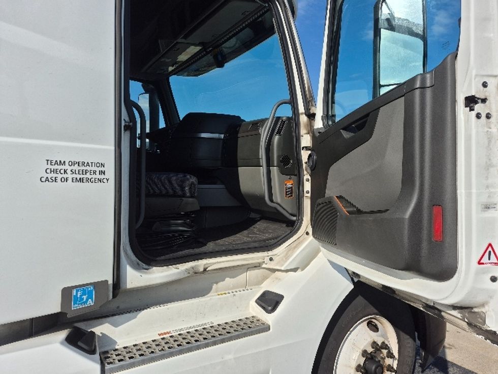 Sleeper Tractor-Heavy Duty Tractors-Volvo-2023-VNL64760-East Chicago-IN-753,204\n\t\tmiles-$ 50,500 - Image 13