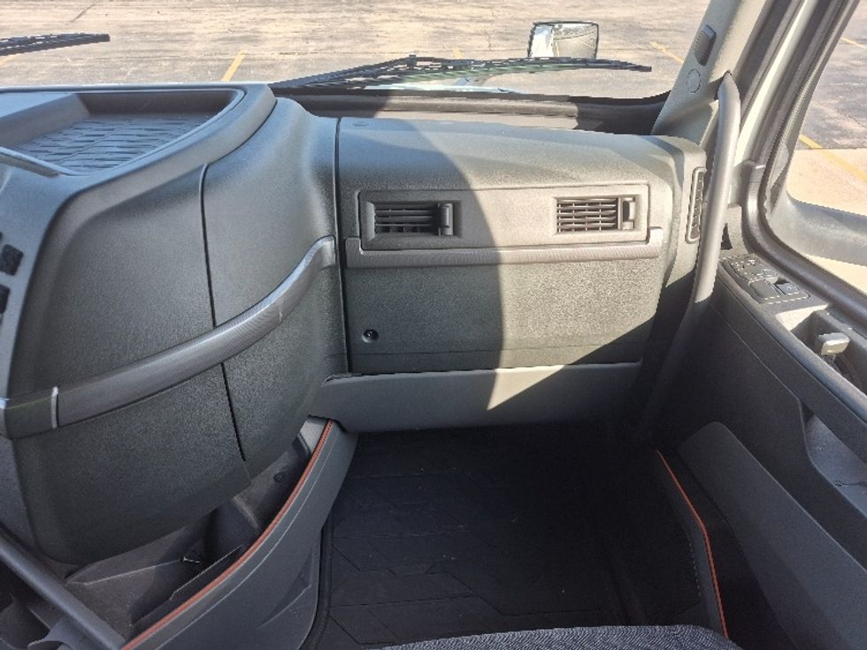 Sleeper Tractor-Heavy Duty Tractors-Volvo-2023-VNL64760-East Chicago-IN-753,204\n\t\tmiles-$ 50,500 - Image 14