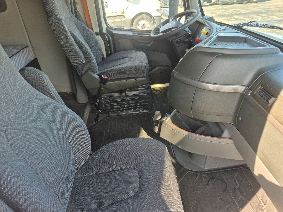 Sleeper Tractor-Heavy Duty Tractors-Volvo-2023-VNL64760-East Chicago-IN-753,204\n\t\tmiles-$ 50,500 - Image 15