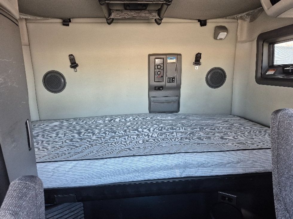 Sleeper Tractor-Heavy Duty Tractors-Volvo-2023-VNL64760-East Chicago-IN-753,204\n\t\tmiles-$ 50,500 - Image 16