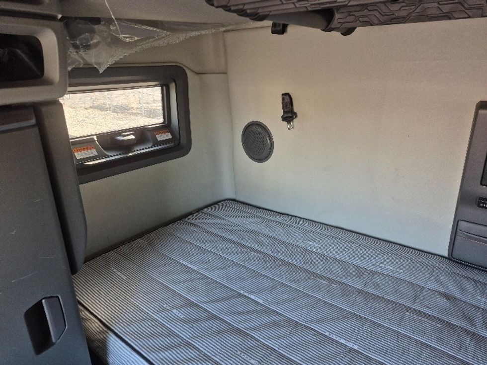 Sleeper Tractor-Heavy Duty Tractors-Volvo-2023-VNL64760-East Chicago-IN-753,204\n\t\tmiles-$ 50,500 - Image 17