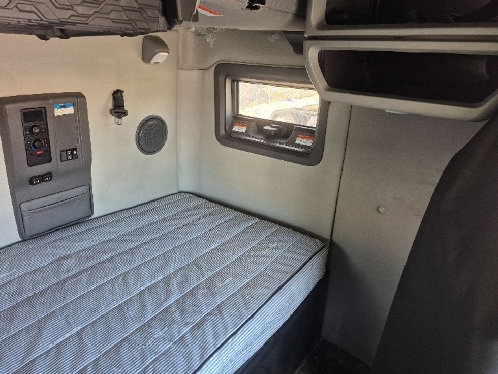 Sleeper Tractor-Heavy Duty Tractors-Volvo-2023-VNL64760-East Chicago-IN-753,204\n\t\tmiles-$ 50,500 - Image 18