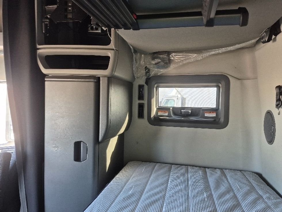 Sleeper Tractor-Heavy Duty Tractors-Volvo-2023-VNL64760-East Chicago-IN-753,204\n\t\tmiles-$ 50,500 - Image 19