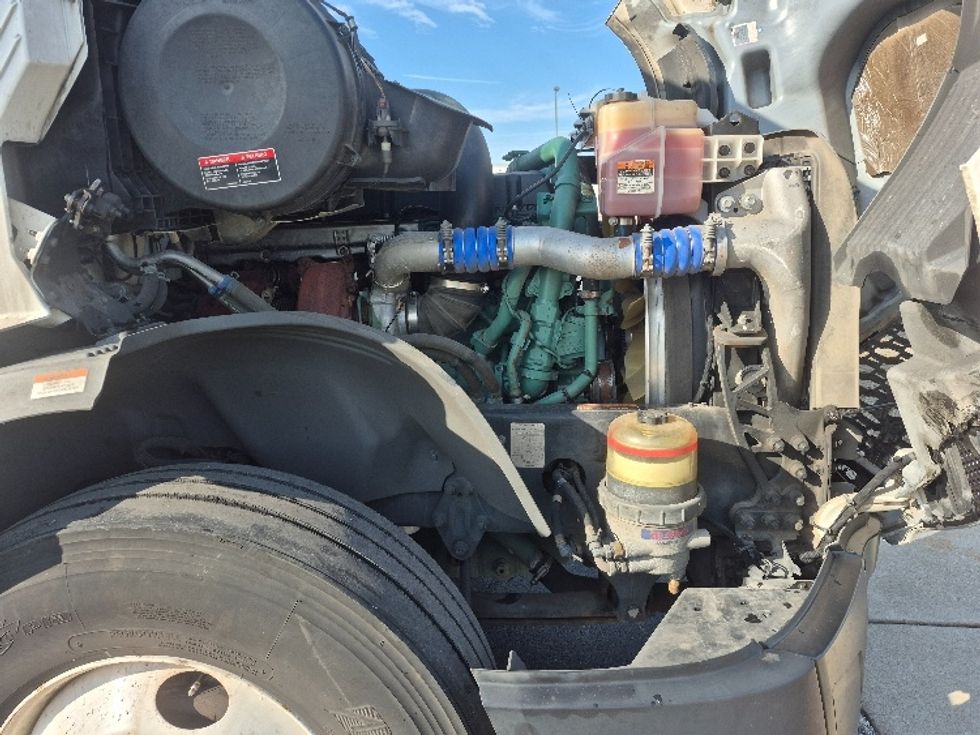 Sleeper Tractor-Heavy Duty Tractors-Volvo-2023-VNL64760-East Chicago-IN-753,204\n\t\tmiles-$ 50,500 - Image 20