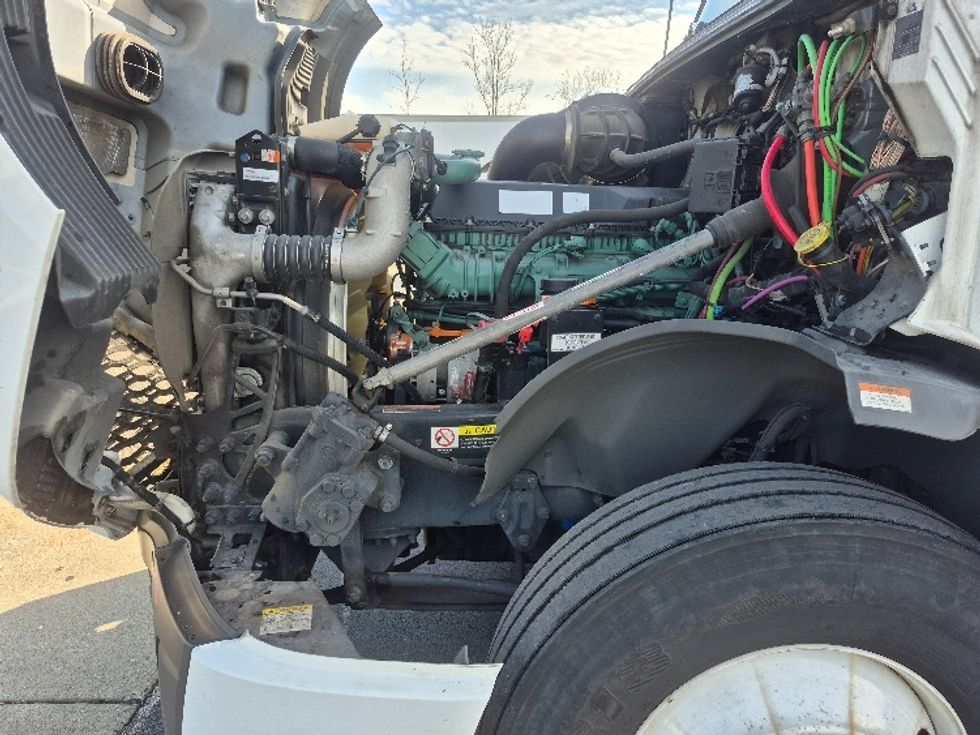 Sleeper Tractor-Heavy Duty Tractors-Volvo-2023-VNL64760-East Chicago-IN-753,204\n\t\tmiles-$ 50,500 - Image 21