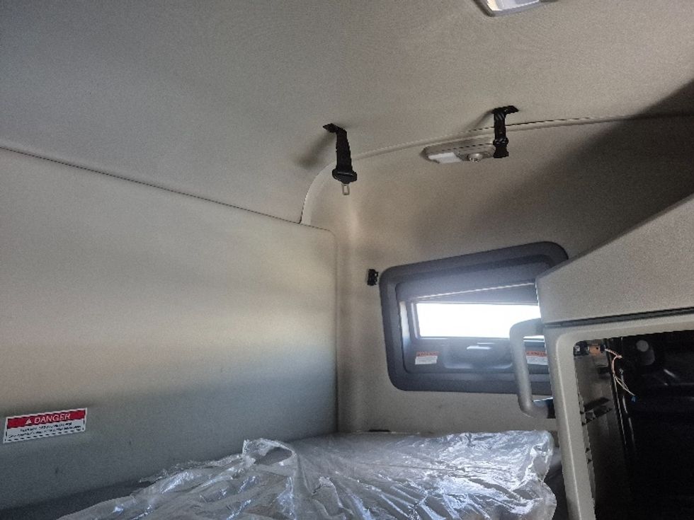 Sleeper Tractor-Heavy Duty Tractors-Volvo-2023-VNL64760-East Chicago-IN-753,204\n\t\tmiles-$ 50,500 - Image 22