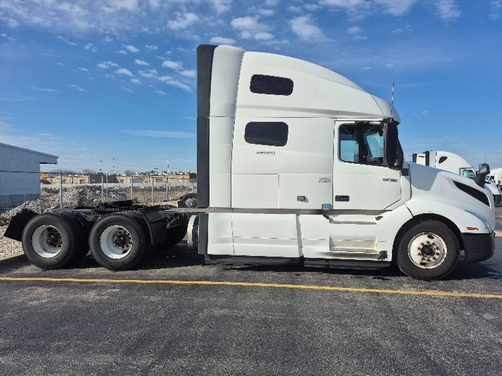 Sleeper Tractor-Heavy Duty Tractors-Volvo-2023-VNL64760-East Chicago-IN-753,204\n\t\tmiles-$ 50,500 - Image 8