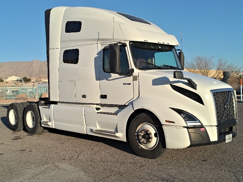 Sleeper Tractor-Heavy Duty Tractors-Volvo-2023-VNL64760-El Paso-TX-435,779\n\t\tmiles-$ 99,500 - Image 1