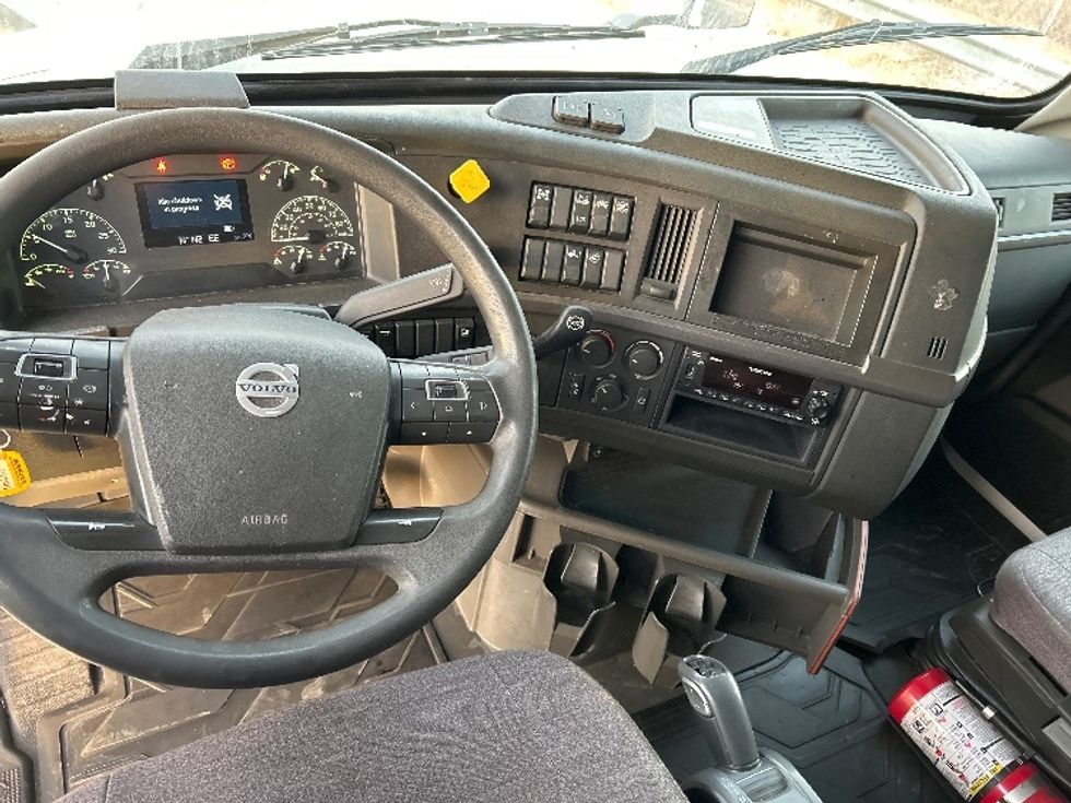 Sleeper Tractor-Heavy Duty Tractors-Volvo-2023-VNL64760-El Paso-TX-435,779\n\t\tmiles-$ 99,500 - Image 11