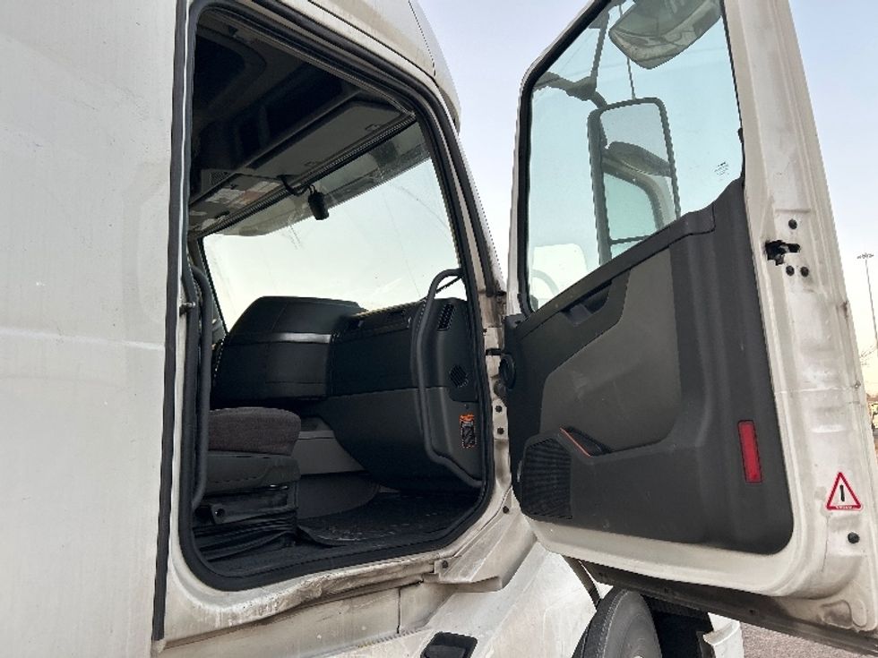 Sleeper Tractor-Heavy Duty Tractors-Volvo-2023-VNL64760-El Paso-TX-435,779\n\t\tmiles-$ 99,500 - Image 13