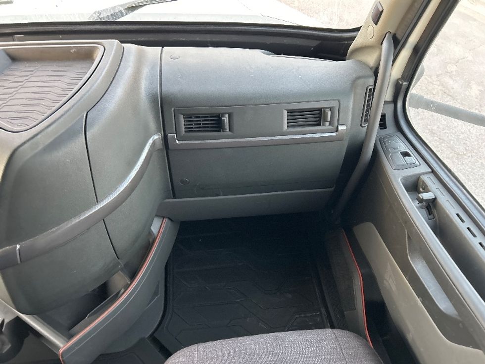 Sleeper Tractor-Heavy Duty Tractors-Volvo-2023-VNL64760-El Paso-TX-435,779\n\t\tmiles-$ 99,500 - Image 14