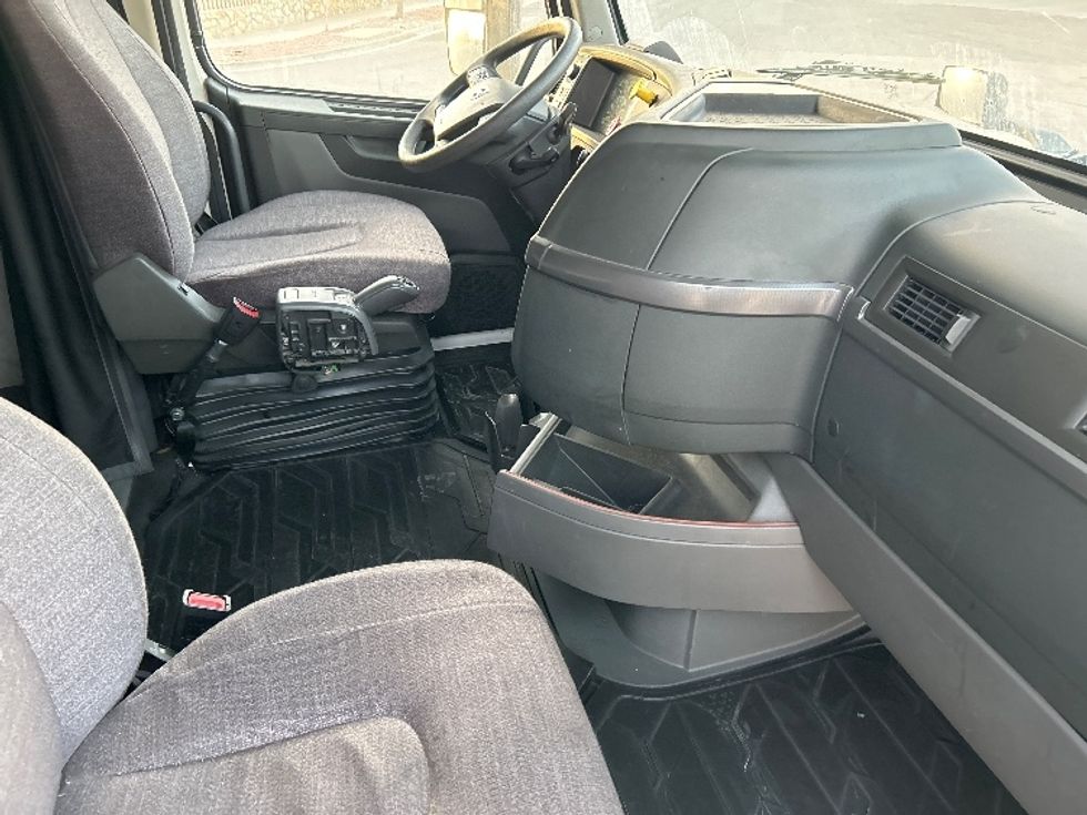 Sleeper Tractor-Heavy Duty Tractors-Volvo-2023-VNL64760-El Paso-TX-435,779\n\t\tmiles-$ 99,500 - Image 15