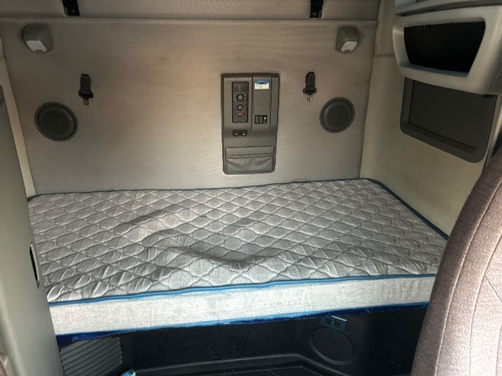 Sleeper Tractor-Heavy Duty Tractors-Volvo-2023-VNL64760-El Paso-TX-435,779\n\t\tmiles-$ 99,500 - Image 16