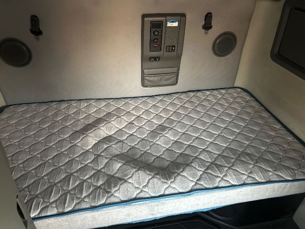 Sleeper Tractor-Heavy Duty Tractors-Volvo-2023-VNL64760-El Paso-TX-435,779\n\t\tmiles-$ 99,500 - Image 17