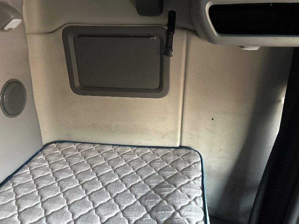 Sleeper Tractor-Heavy Duty Tractors-Volvo-2023-VNL64760-El Paso-TX-435,779\n\t\tmiles-$ 99,500 - Image 18