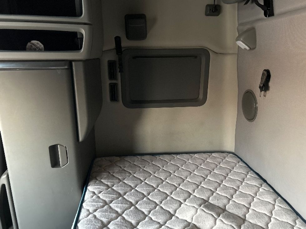 Sleeper Tractor-Heavy Duty Tractors-Volvo-2023-VNL64760-El Paso-TX-435,779\n\t\tmiles-$ 99,500 - Image 19