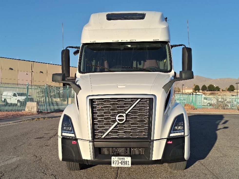 Sleeper Tractor-Heavy Duty Tractors-Volvo-2023-VNL64760-El Paso-TX-435,779\n\t\tmiles-$ 99,500 - Image 2