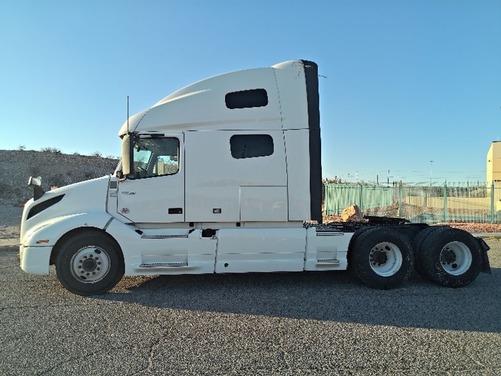 Sleeper Tractor-Heavy Duty Tractors-Volvo-2023-VNL64760-El Paso-TX-435,779\n\t\tmiles-$ 99,500 - Image 4