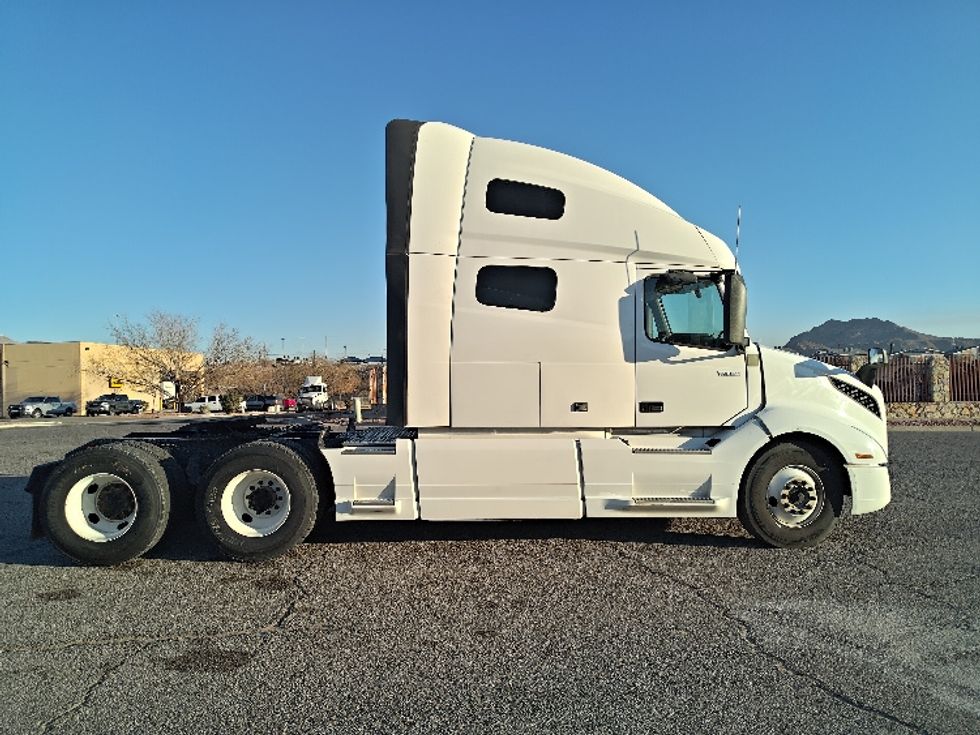 Sleeper Tractor-Heavy Duty Tractors-Volvo-2023-VNL64760-El Paso-TX-435,779\n\t\tmiles-$ 99,500 - Image 8