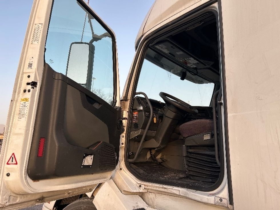 Sleeper Tractor-Heavy Duty Tractors-Volvo-2023-VNL64760-El Paso-TX-435,779\n\t\tmiles-$ 99,500 - Image 9