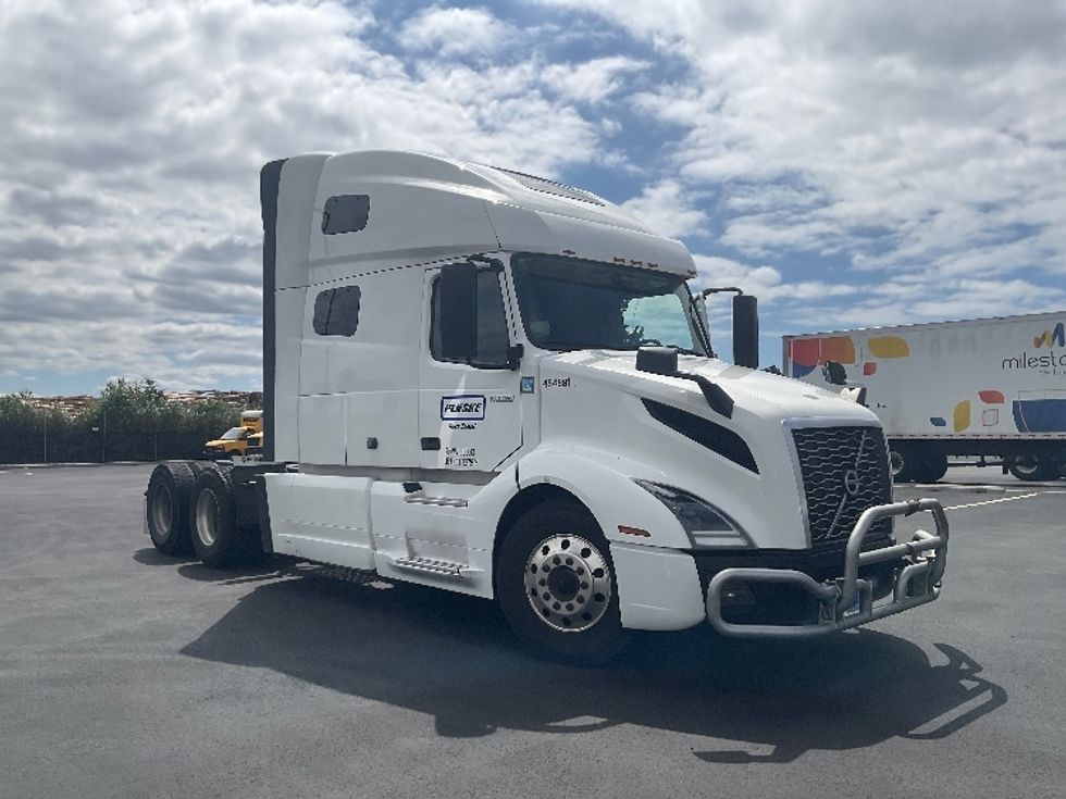 Sleeper Tractor-Heavy Duty Tractors-Volvo-2023-VNL64760-Everett-WA-590,286\n\t\tmiles-$ 81,000 - Image 1