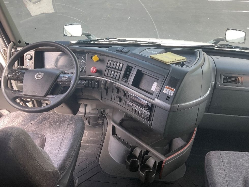 Sleeper Tractor-Heavy Duty Tractors-Volvo-2023-VNL64760-Everett-WA-590,286\n\t\tmiles-$ 81,000 - Image 12