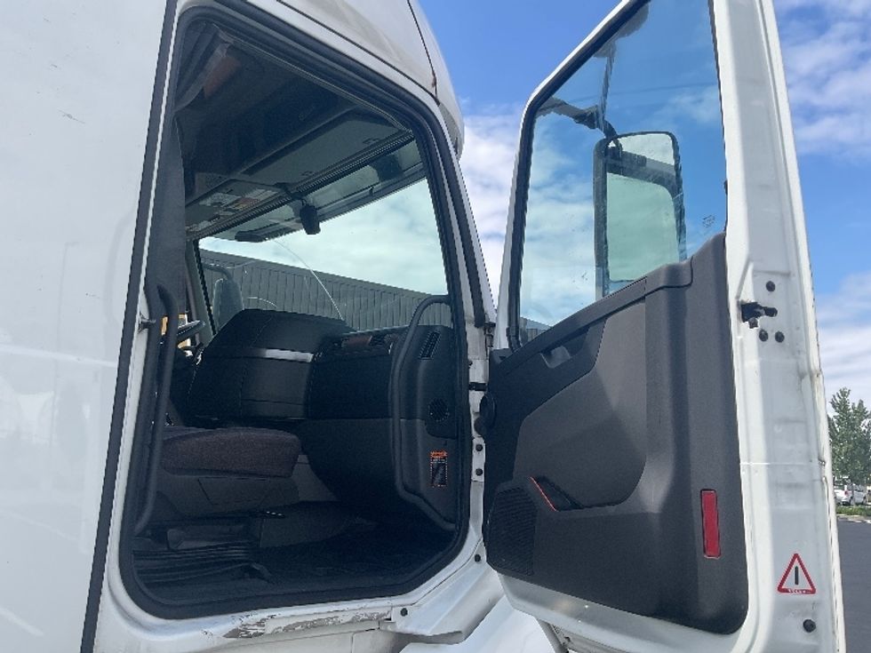 Sleeper Tractor-Heavy Duty Tractors-Volvo-2023-VNL64760-Everett-WA-590,286\n\t\tmiles-$ 81,000 - Image 13