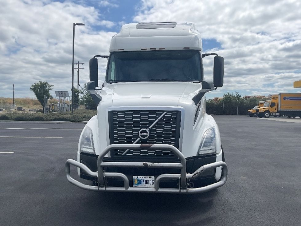 Sleeper Tractor-Heavy Duty Tractors-Volvo-2023-VNL64760-Everett-WA-590,286\n\t\tmiles-$ 81,000 - Image 2